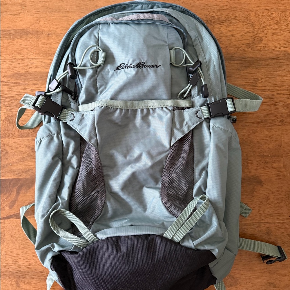 Eddie Bauer unisex backpack in Green and Black
New w/o tags. Never used